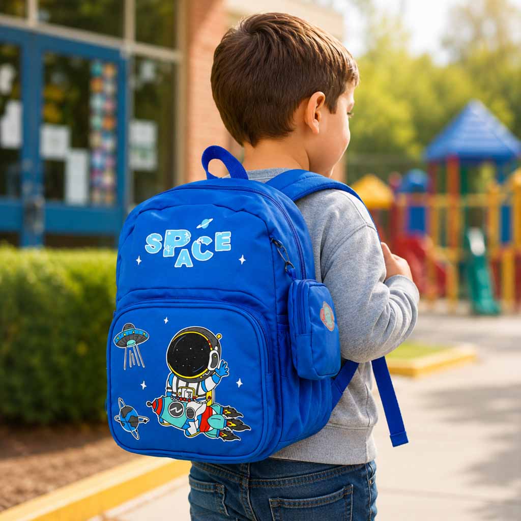 plecak-przedszkolaka-445yyt-1.jpg Plecak dla przedszkolaka szkolny dziecięcy astronauta 30x22x11cm hurt, dropshipping Hurtownia Ikonka - obrazek 1